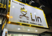 Các lưu ý khi thiết kế và thi công bảng hiệu tóc 
