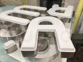 Mặt Chữ Mica Hút Nổi Chân Inox Tráng Gương