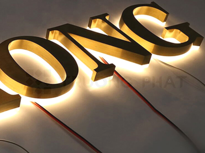 Chữ inox vàng gương sáng đèn