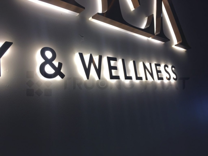 Làm chữ nổi inox hắt chân ấn tượng, giá rẻ - Giải pháp hoàn hảo cho bảng hiệu quảng cáo