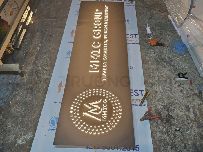 Thiết kế chữ nổi tôn gắn LED ấn tượng, bắt mắt